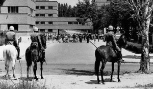 Los grises irrumpían a caballo en las Facultades para pegar a los universitarios