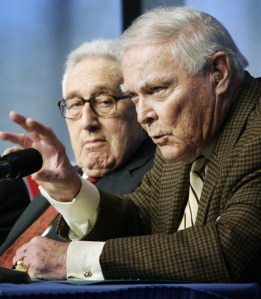 El jefe militar de la OTAN y la CIA, Alexander Haig, con su colega Kisingger, 31 años después de negociar en Madrid la permanencia de las bases militares USA